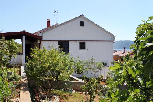  Apartments by the sea Brgulje, Molat - 6243 in Molat