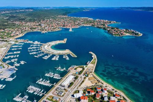 Family friendly seaside apartments Sukosan Zadar - 6133 - main image