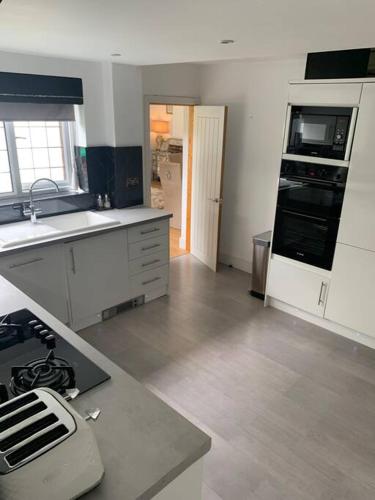 Wychwood A Beautiful Country Style Bungalow in แบรนด์ แฮทช์