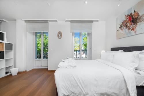 Standard Three-Bedroom Apartment with Lake View