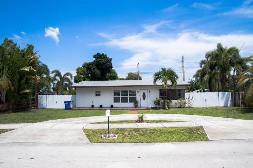 Light & Cozy House in Pompano Beach - BBQ, Patio, Parking, Pompano Beach (photo 6)
