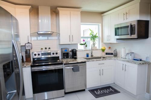 Light & Cozy House in Pompano Beach - BBQ, Patio, Parking, Pompano Beach (photo 8)