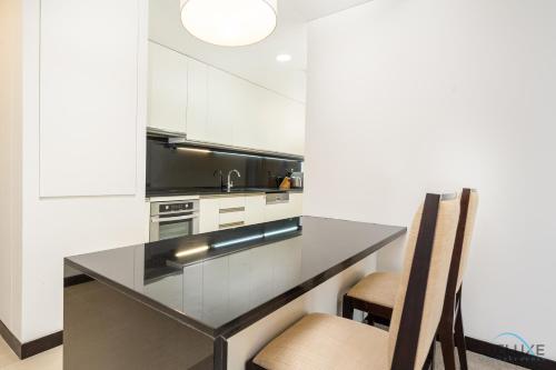 Marina Canal Views 1BR Minutes Away from Marina Mall, The Address Residences, Dubai Marina by Deluxe Holiday Homes, Dubái (foto 7)