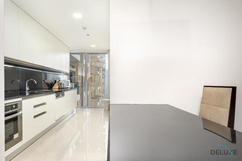 Marina Canal Views 1BR Minutes Away from Marina Mall, The Address Residences, Dubai Marina by Deluxe Holiday Homes, Dubái (foto 9)