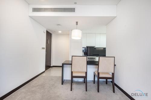 Marina Canal Views 1BR Minutes Away from Marina Mall, The Address Residences, Dubai Marina by Deluxe Holiday Homes, Dubái (foto 8)