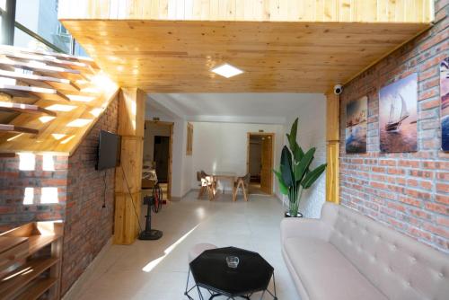 5 to 10 bedrooms houses - 로비