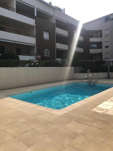 Apt In The City Center Residence With Pool in Сан-Рафаель