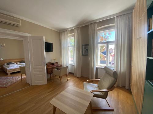 2 bedrooms, 3 beds