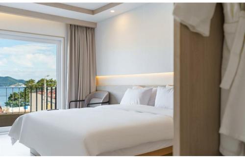 Geoje Mongdol Beach H Avenue Hotel Room Type - Deluxe Double Room with Sea View