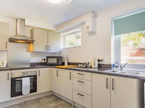 Lovely Magnolia Apartment 2 King-sized 2 single beds - Tap to explore photos