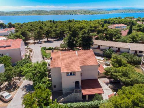  Apartments by the sea Pirovac, Sibenik - 6280, Pension in Pirovac bei Banjevci