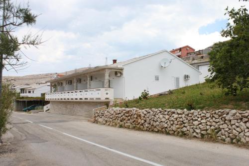  Apartments and rooms with parking space Zubovici, Pag - 6357, Pension in Zubovići