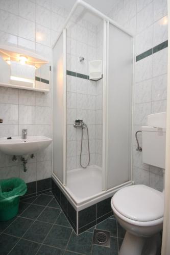 ห้องน้ำ, Apartments and rooms with parking space Zubovici, Pag - 6357 in ซูโบวิซี