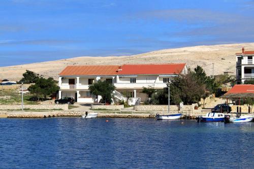  Apartments by the sea Kustici, Pag - 6355, Pension in Kustići