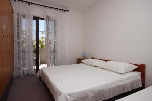Apartments with a parking space Zubovici Pag - 6409 - image 3