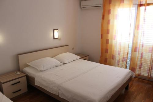 Apartments with a parking space Kustici Pag - 6287 - image 4