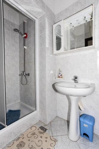 Two-Bedroom Apartment with Terrace and Sea View image 3