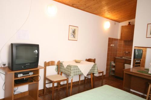 Zero-Bedroom Studio with Balcony and Sea View image 3