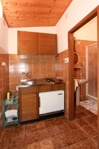 Zero-Bedroom Studio with Balcony and Sea View image 4