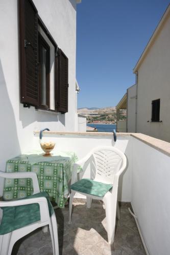 Zero-Bedroom Studio with Balcony and Sea View image 2