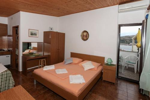 Zero-Bedroom Studio with Balcony and Sea View room in Apartments by the sea Pag - 6383