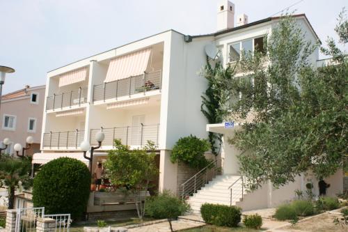  Apartments with a parking space Novalja, Pag - 6398, Pension in Novalja
