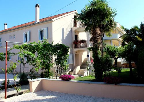 Apartments by the sea Sukosan, Zadar - 6402 - Location saisonnière - Sukošan