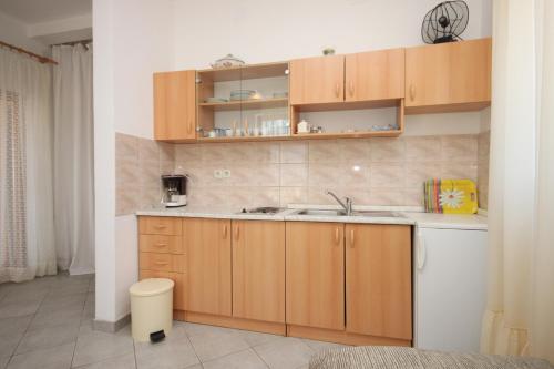 Apartments with a parking space Kustici Pag - 6392 - image 11