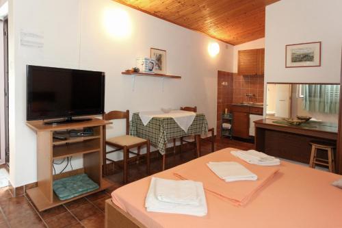 Zero-Bedroom Studio with Balcony and Sea View image 6