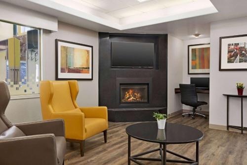 Super 8 by Wyndham Calgary Shawnessy Area