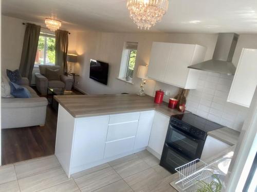 廚房, Cheerful 2-bedroom home with free parking in 切斯特郊區