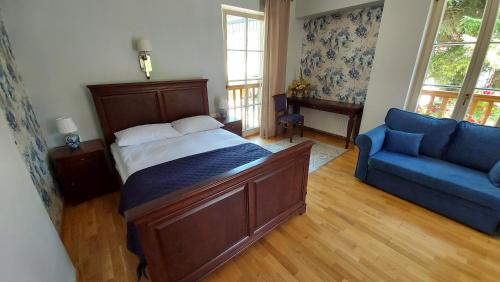 1 queen bed, 1 sofa bed