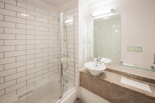 Holiday Inn Manchester West an IHG Hotel - main image