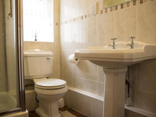 The Chestnuts Holiday Cottages - image 12