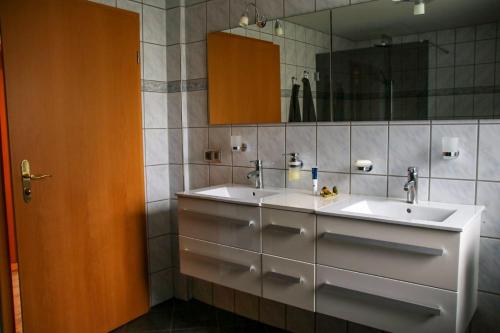 Bathroom, Ferienwohnung Erzgebirgsblick in Thermalbad Wiesenbad
