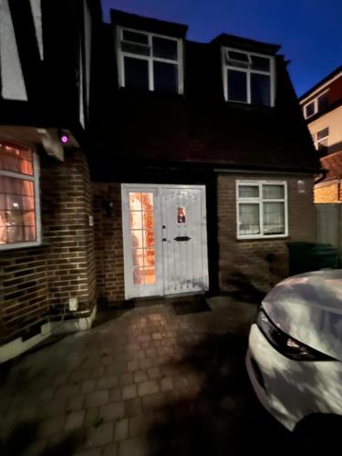 Barnet Serviced Accommodation - Elegant 5-Bedroom Home, Just a 7-Minute Stroll from High Barnet Station - Book Your Stay Today! - Apartment - New Barnet