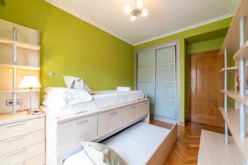 Comfy & luminous terrace apartment - image 5