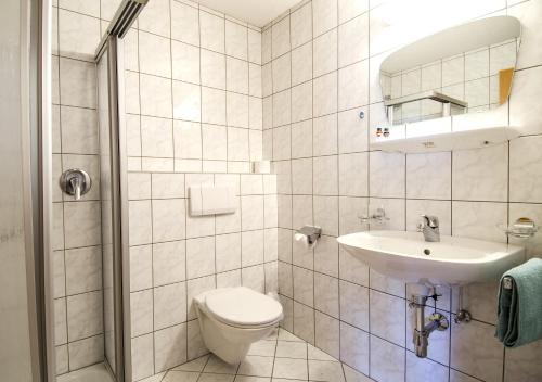 2 bedrooms, 4 beds
