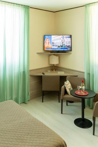 Hotel Valentino Centro Storico - image 2