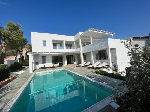 Saronida Boutique Villa Private Pool, Sea views, Lovely Gardens & Roof Terrace - Accommodation - Saronida
