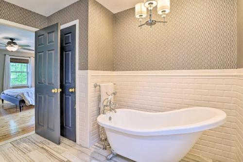 Lakefront Homer Abode with Patio and Backyard! in كورتلاند