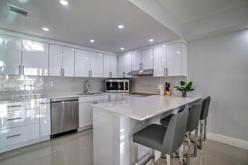 Sunny Isles Resort Condo Less Than Half-Mi to Beach! in Miami Beach, USA