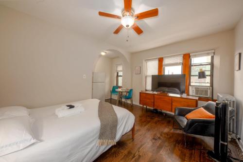 FRONTDESK Open Studio Apt near McCormick Place