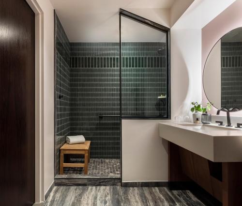 King Room with Accessible Shower - Disability Access image 4