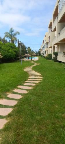 Beach-Side 2-BR Oasis with Private Pool & Parking, Casablanca (Foto 2)