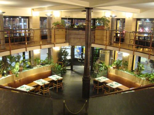 ห้องอาหาร, เลอ ด็อมโฮเต็ล (Le Dome Hotel) near น้ำพุรูปปั้นเด็กผู้หญิงนั่งฉี่เจนเนเคพิส