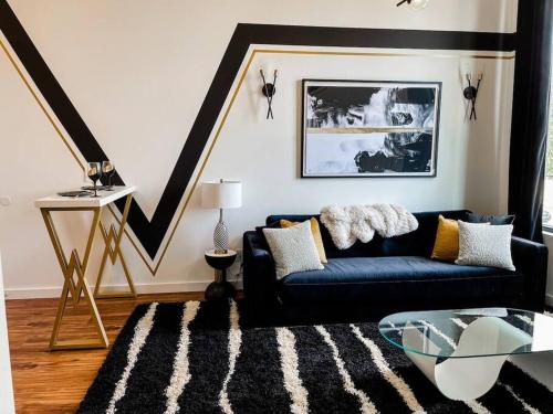Tuxedo Suite Boutique Luxe Stay Mins to Broadway