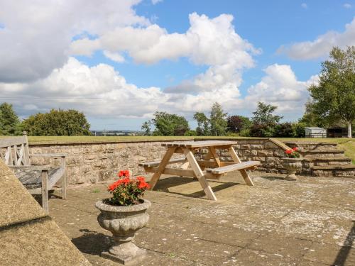 Courtyard Cottage Duns - image 4