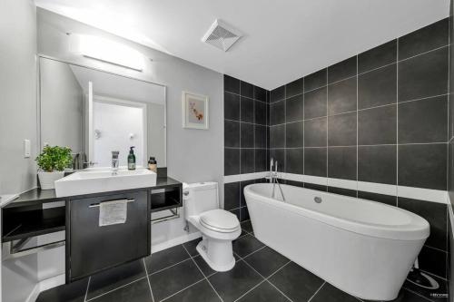 Spacious DT 2-BDR High-rise with view, pool, gym in Vancouver, Canada