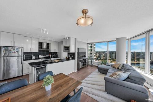 Spacious DT 2-BDR High-rise with view, pool, gym in Vancouver, Canada